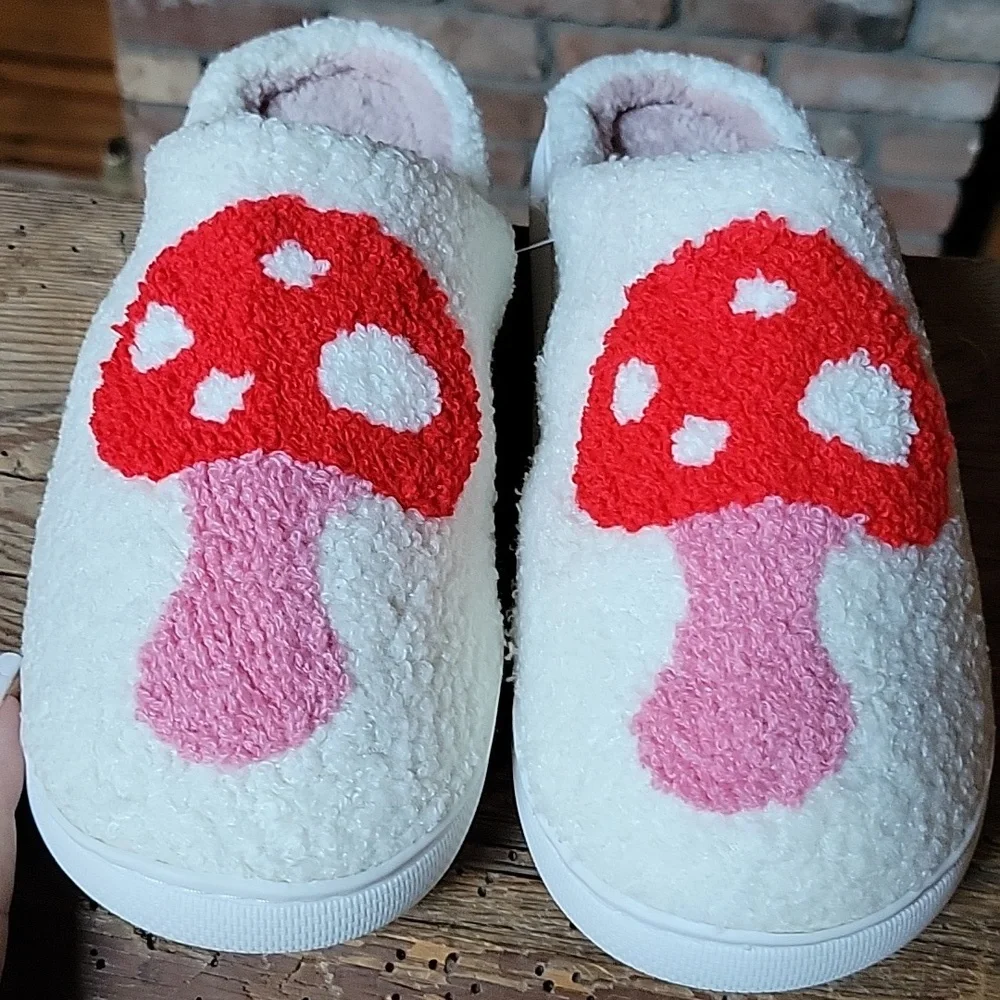 MUSHROOM SLIPPERS - Picture 1 of 5